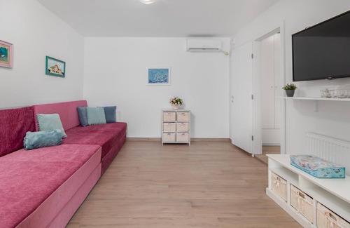 Karlobag House | In the first row to the sea and beach welcomes you this charming vacation home with maritime flair.