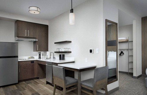 Bozeman House | In the Heart of Downtown Bozeman! Full Kitchen, FREE Breakfast, Pool!