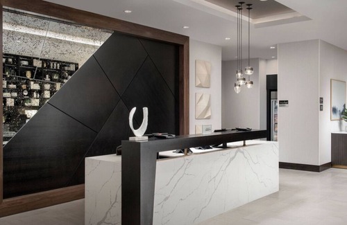 Bozeman House | In the Heart of Downtown Bozeman! Full Kitchen, FREE Breakfast, Pool!