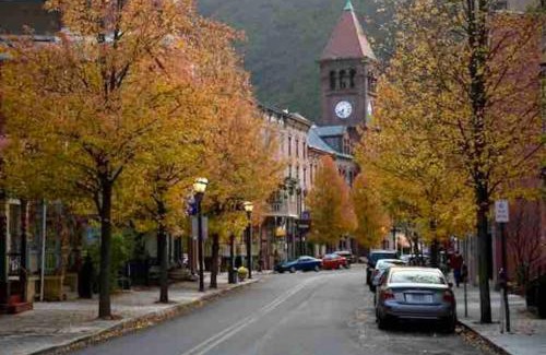 Ashfield Apartment | In The Heart Of Jim Thorpe (with your own parking)