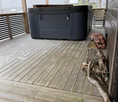 Kvalvik Villa | In the heart of the Lyngen alps, Holmen i Lyngen