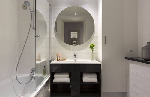 Porte-Dauphine Apartment | In The Heart Of Trocadero Classic Room With Aircon