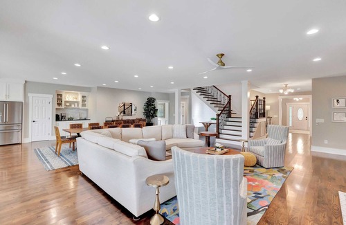 Seneca House | Incredible 10 BR home with pool