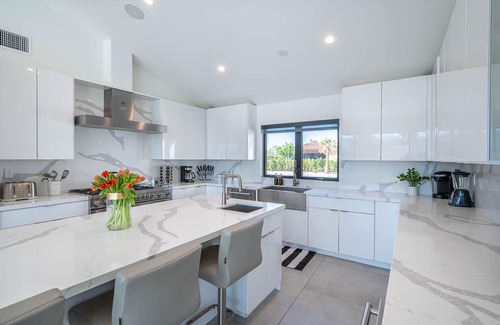 Indio House | Incredible 45 Ft Pool: 9 BR, 15 Bed, 45 ft pool, 9 putting holes golf, Gameroom