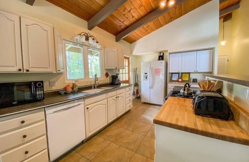 Keauhou House | Incredible 5br He'eia Bay Pool Home w/hot tub for 16!