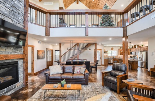 Lead Cabin | Incredible Craftsman Style Spacious Lodge Walking Distance to Clubhouse!