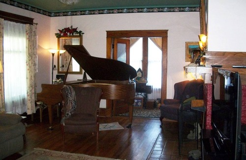 Ducktown Bed & Breakfast | Incredible Historic 6Br 7 Ba Home in Downtown.