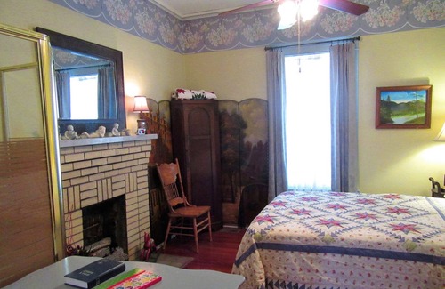 Ducktown Bed & Breakfast | Incredible Historic 6Br 7 Ba Home in Downtown.