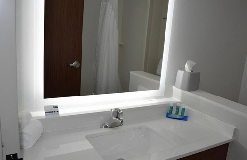 University Place House | Incredibly Cozy Suite for Groups!Free Breakfast