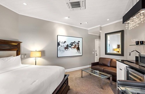 Downtown Hotel | Independence Square 302 | Top Floor Stylish Hotel Room with Wet Bar, A/C, in Downtown Aspen