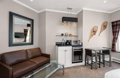 Downtown Hotel | Independence Square 302 | Top Floor Stylish Hotel Room with Wet Bar, A/C, in Downtown Aspen