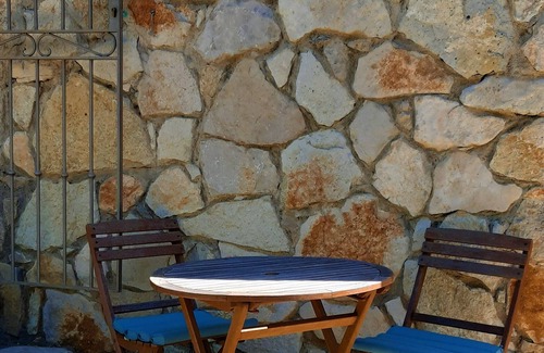 Aups Bed & Breakfast | Independent bedroom in character house 1 km from the village of Aups