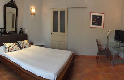 Faubourg House | Independent room in character town house.