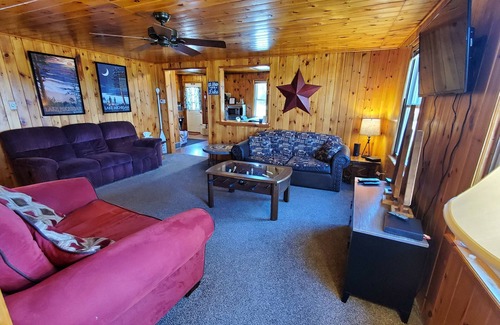 Manistique Cabin | Indian Lake Lodge: Autumn Bliss – Crisp Air, Colorful Leaves & Cozy Comfort