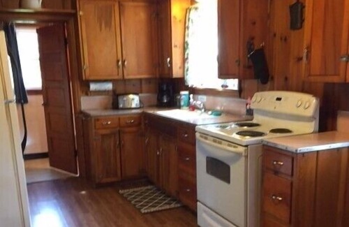 Manistique Cabin | Indian Lake Lodge: Autumn Bliss – Crisp Air, Colorful Leaves & Cozy Comfort