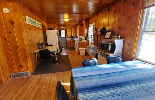 Manistique Cabin | Indian Lake Lodge: Autumn Bliss – Crisp Air, Colorful Leaves & Cozy Comfort