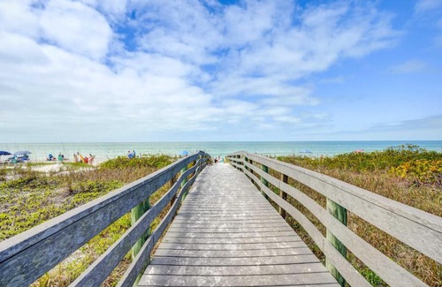 Indian Rocks Beach House | Indian Rocks Beach Cottage, Walk to Beach!