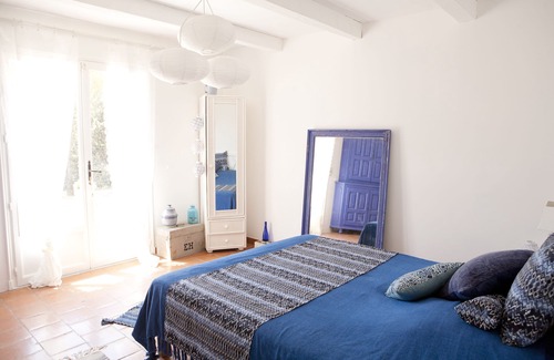 La Roquebrussanne House | Indigo room, great guesthouse, quiet holidays in Provence, 35 mn from the sea