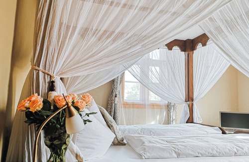 Oppurg Other | Individual rooms in the historic ambience of the Positz manor