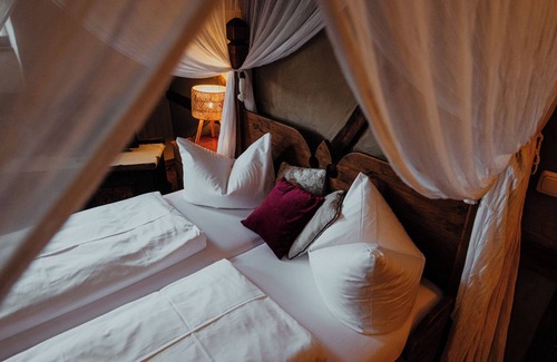 Oppurg Other | Individual rooms in the historic ambience of the Positz manor