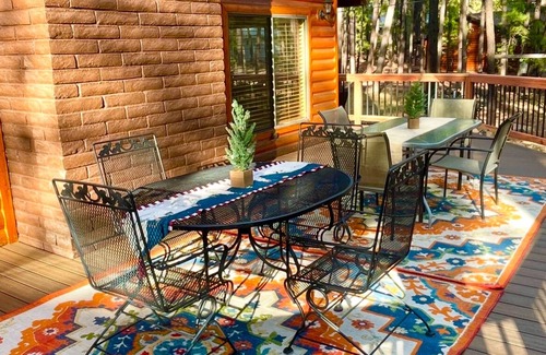 Pinetop Cabin | Indoor Outdoor Après Ski 4 Bdrm Pinetop Golf Cabin game areas & new 900ft deck.