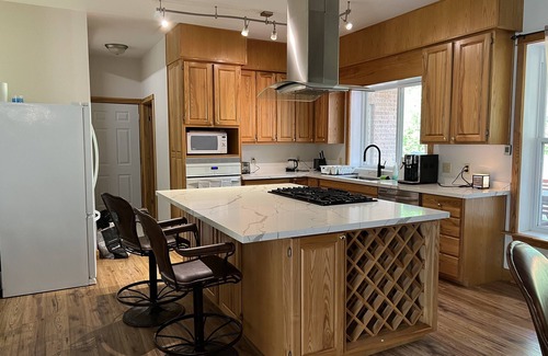 Armour Cottage | Indoor Saltwater Heated Pool w/Tennis & Multi-Sport Court, Burk's Falls