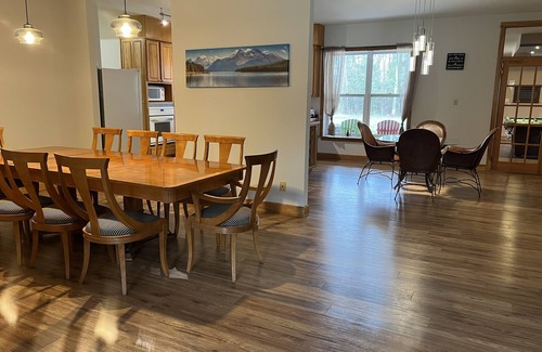 Armour Cottage | Indoor Saltwater Heated Pool w/Tennis & Multi-Sport Court, Burk's Falls