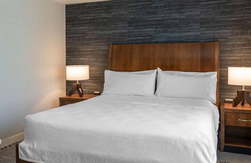 Radnor - Fort Myer Heights House | Indulge in Home Like Comfort! 2 Relaxing Units, Free Parking, Pets Allowed!