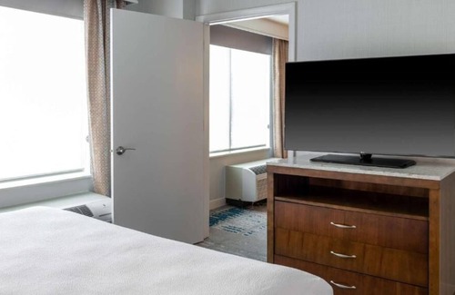 Radnor - Fort Myer Heights House | Indulge in Home Like Comfort! 2 Relaxing Units, Free Parking, Pets Allowed!