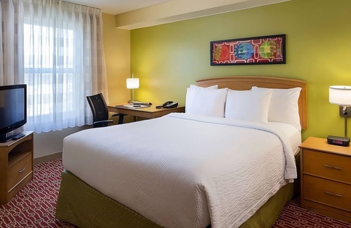 Shea Business Park Resort | Indulge in Home Like Comfort Full Kitchen, Outdoor Pool, Near OdySea Aquarium
