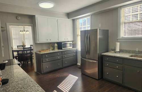 Montgomery House | Indulgent Downtown Retreat - Beautiful Historic Home - 10 Guests - 6 Beds