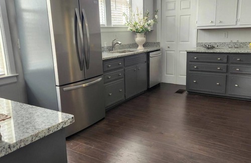 Montgomery House | Indulgent Downtown Retreat - Beautiful Historic Home - 10 Guests - 6 Beds