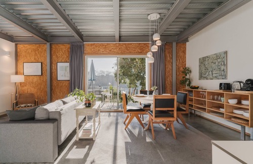 Uniao de Freguesias do Centro Apartment | Industrial Design Apart at City Center with Shared Garden, Wi-Fi and Air Conditioning
