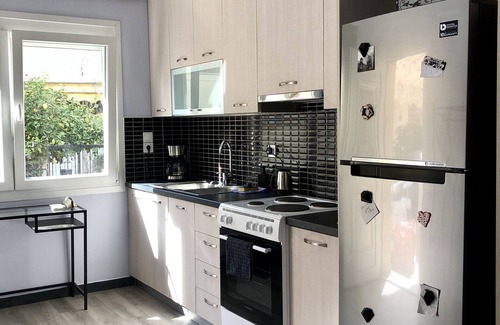 Lesvos House | Industrial Design Bungalow – 2 min to Center, Wifi