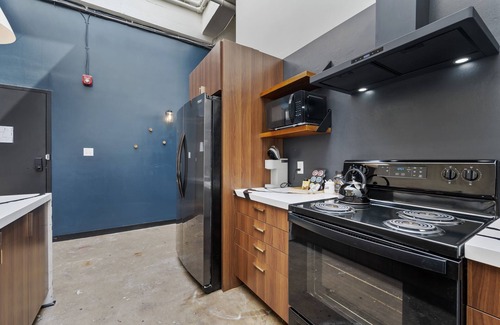 North Oakland Apartment | Industrial Loft 5 min to UPMC Shadyside CMU Pitt, sleeps 4