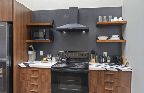 North Oakland Apartment | Industrial Loft 5 min to UPMC Shadyside CMU Pitt, sleeps 4