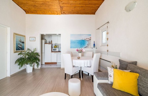 Lozica Apartment | Indy's Beach Apartments -Two Bedroom Apartment with Balcony and Sea View