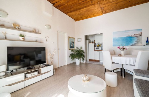 Lozica Apartment | Indy's Beach Apartments -Two Bedroom Apartment with Balcony and Sea View