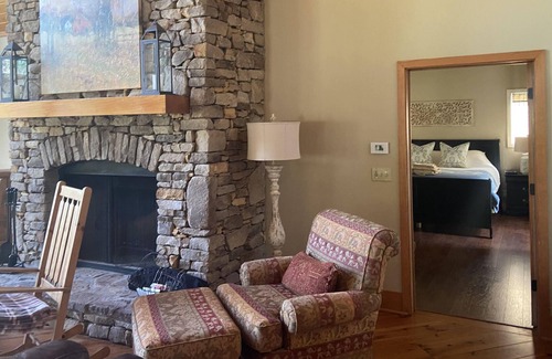 Drasco Ski Chalet | Infamous beauty at Stone Pebble Place!