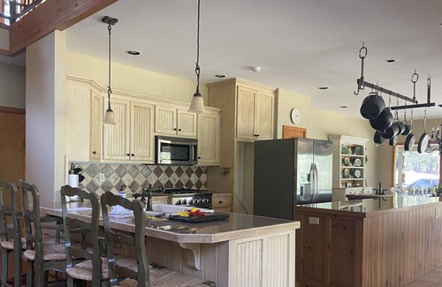 Drasco Ski Chalet | Infamous beauty at Stone Pebble Place!