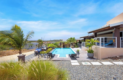 Boegoeroei Apartment | Infinity POOL* Close TO EAGLE BEACH*