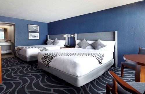 Monterey House | Inland View Two Queen Room at Monterey Tides