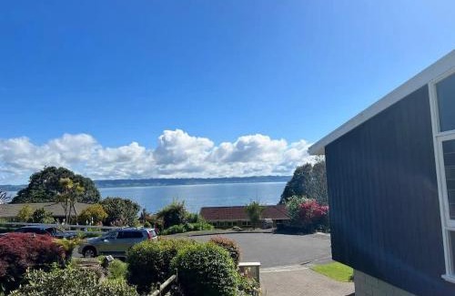 Kawaha Point House | Inn Manahi - Cute One Bedroom with Sun Deck and Great Lake Views
