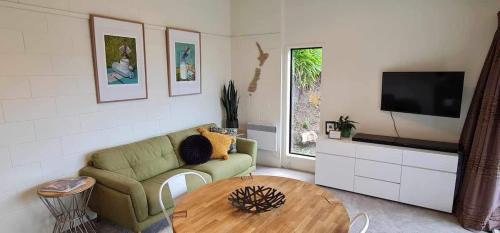 Kawaha Point House | Inn Manahi - Cute One Bedroom with Sun Deck and Great Lake Views