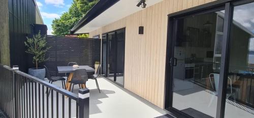 Kawaha Point House | Inn Manahi - Cute One Bedroom with Sun Deck and Great Lake Views