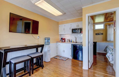 Ocean Pines Apartment | Inn on Turville Cottage, Sleeps 4, Waterfront