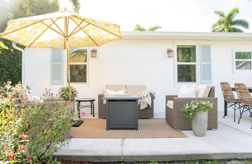 Sunset Park House | Inn Season Cottage-Centrally Located in Fort Myers