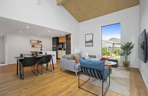 Rotorua House | Inn Sophia | Two Luxurious Homes with Spa Pools