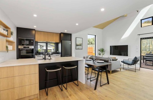 Rotorua House | Inn Sophia | Two Luxurious Homes with Spa Pools