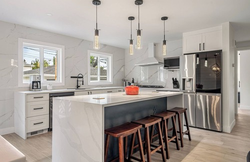 Haysboro House | InnerCity | 4 bed 3 bath | AC | Poker | Xbox | Backyard BBQ | LRT | shops & eats